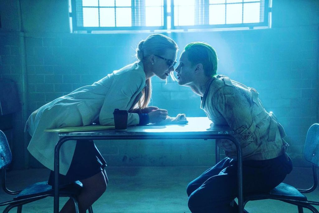Margot Robbie (Harley Quinn) et le Joker (Jared Leto) sont sur le point de s'embrasser.